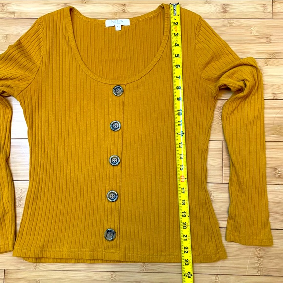 Full Circle Trends scoop neck top with decorative buttons, size XL. - Picture 6 of 7